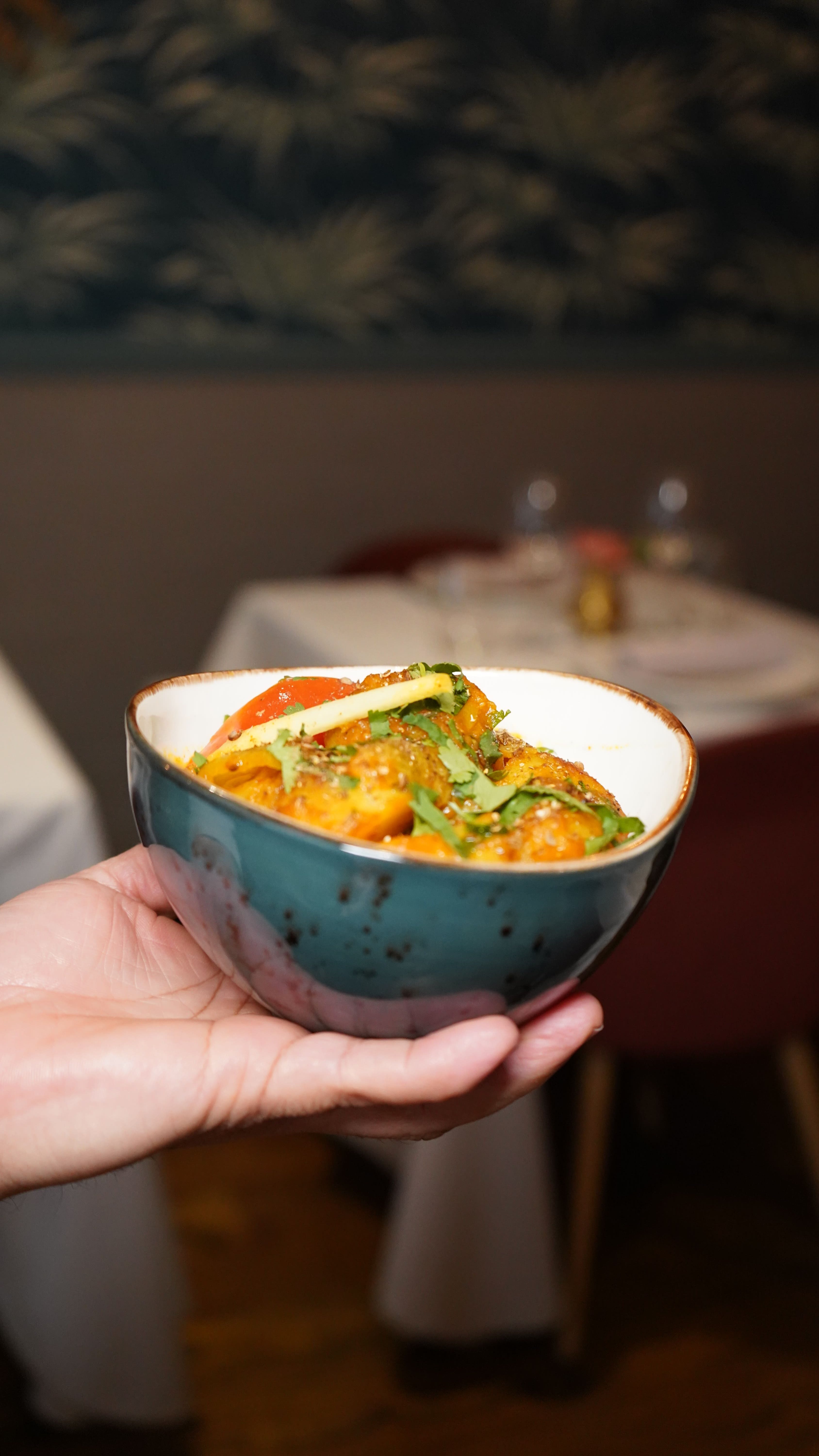 Platos de comida india y nepalesa en Curry & Canela Madrid